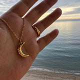 Titaniahalsband med hamrat månhänge
