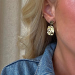 Mary øreringe med firkantet hamret vedhæng