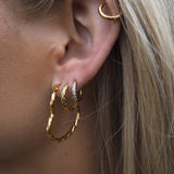 Claire klassiska hamrade örhängen