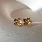 Saga små blomörhängen