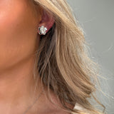 Saga små blomörhängen