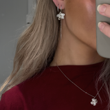 Saga små blomörhängen