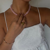 Ellie-halsband med rosa sten