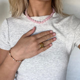 Ellie-halsband med rosa sten