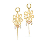 Örhängen med vallmo och sötvattenspärlor